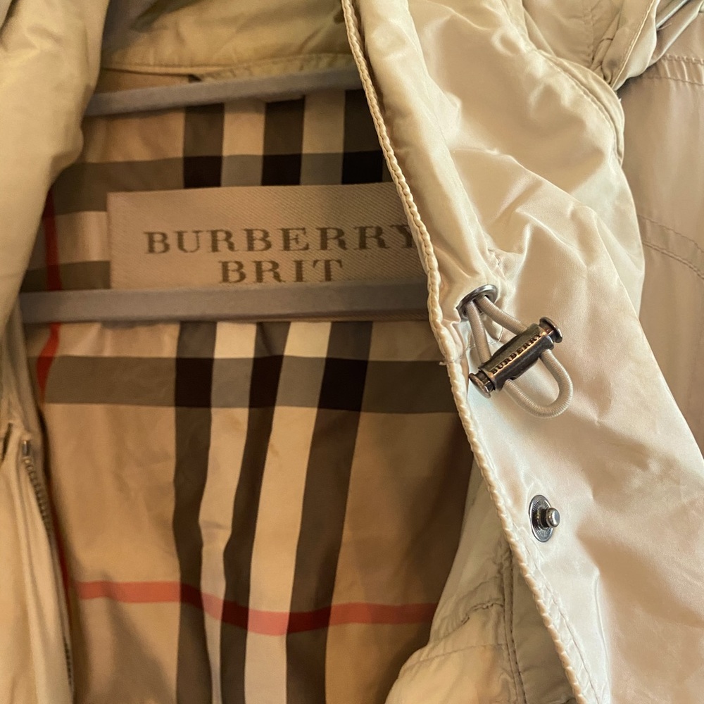 BURBERRY Sporty Lightweight Nylon Jacket!